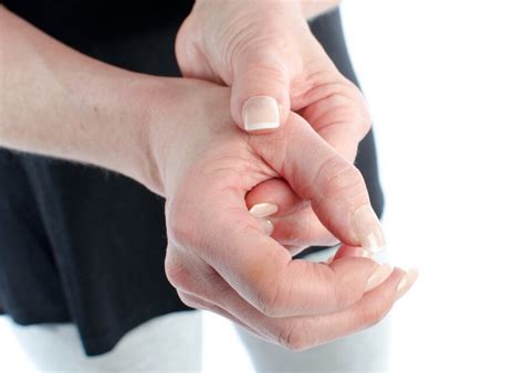 Причины и лечение тянущей боли в суставе большого пальца